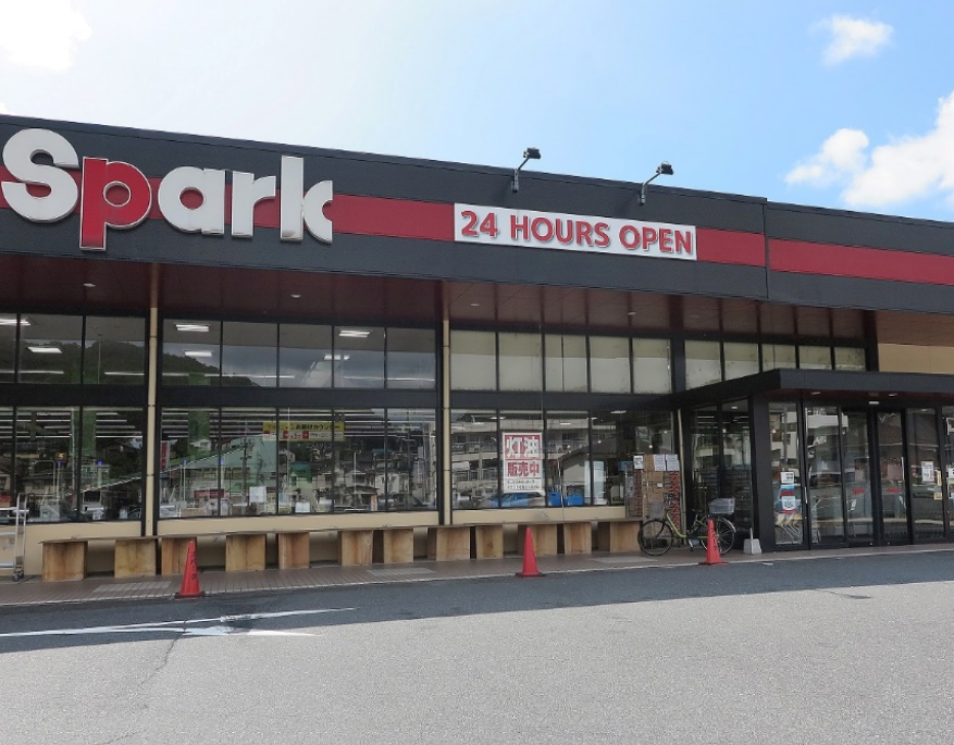 スパーク中山店　正面 右端が出入り口 ブースは入って直ぐ