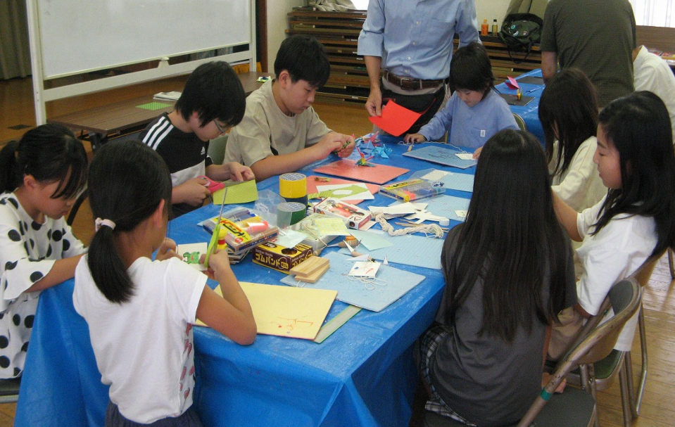 工作に集中している参加者たち