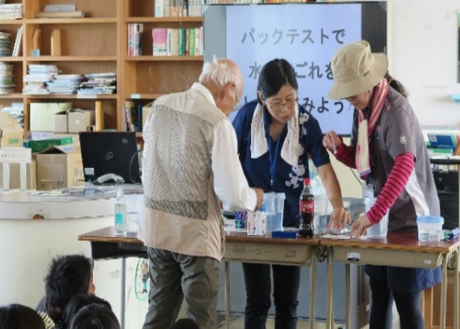 生活用品汚染水実験　牛乳・コーラ・味噌汁・洗剤での汚染水をパックテスト