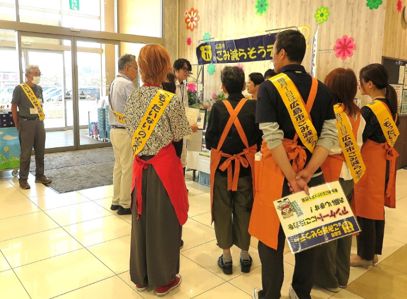 開始前のミーティング 画面左側が出入口