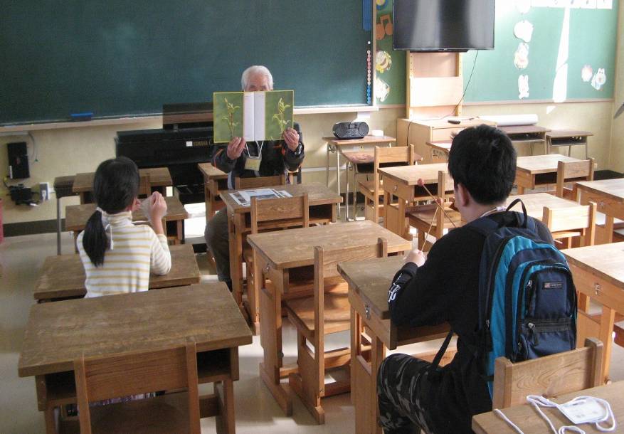 先月実施した「カモフラージュ」の「ふりかえり」の様子