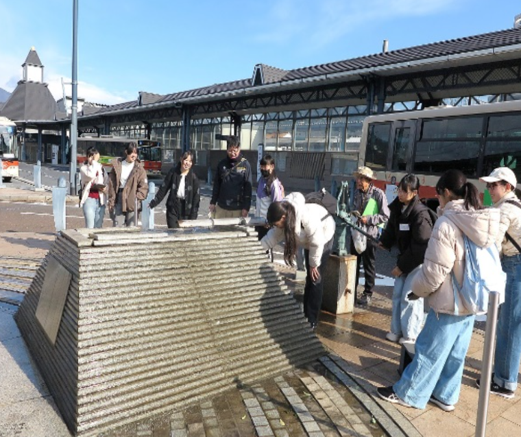 可部駅前のモニュメント広場