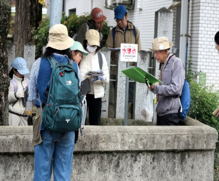明神社内の水準点