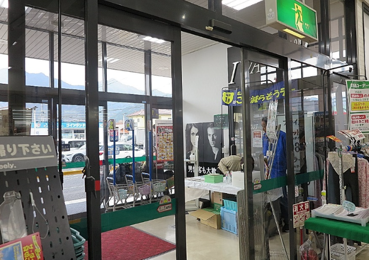 東側出入口にブー設置